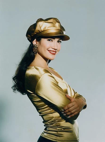 Dzięki roli Fly Girl  Lopez otrzymała też kolejne aktorskie propozycje. Wystąpiła w szybko anulowanej produkcji "South Central" oraz w serialu "Uśmiech losu". W tym drugim tak spodobała się producentowi Aaronowi Spellingowi, że postanowił kontynuować jej rolę w innym serialu - "Hotel Malibu". Po występie w kilku odcinkach, Jennifer odmówiła dalszej współpracy (serial i tak miał się skończyć) z nadzieją na rolę na dużym ekranie. Zadebiutowała na nim w 1995 r. za sprawą kreacji w dramacie "Moja rodzina", historii meksykańskich emigrantów opowiedzianej przez jednego z nich.