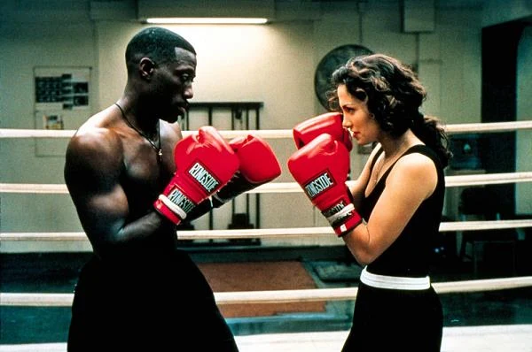 W tym samym roku aktorka pojawiła się też w roli Grace Santiago, o uczucia której rywalizują przyrodni bracia (Wesley Snipes, Woody Harrelson), starający się przy okazji obrabować tytułowy "pociąg z forsą".