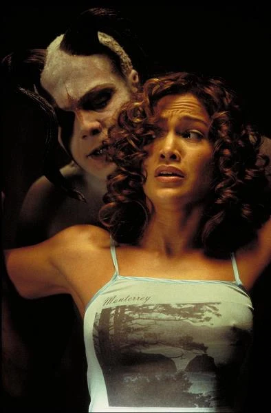 Głośno było o roli Lopez w thrillerze "Cela" - i to nie tylko ze względu na liczne i widowiskowe kreacje jej bohaterki w tym filmie. Produkcja Tarsema Singa opowiadała o terapeutce przedostającej się do podświadomości osób pogrążonych w śpiączce. Jej życie zmienia się, gdy FBI wymusza na niej zgłębienie umysłu psychopaty.