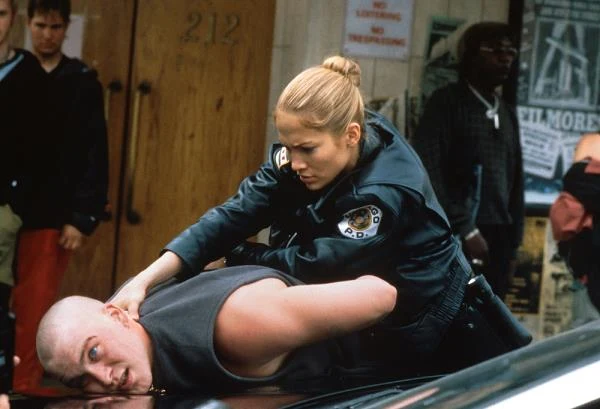 "Oczy anioła", w których Lopez wystąpiła wspólnie z Jamesem Caviezelem, opowiadały z kolei o dręczonej traumatycznymi wspomnieniami z dzieciństwa policjantce, której życie ratuje tajemniczy mężczyzna. Wkrótce rodzi się między nimi uczucie.