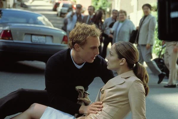 Przy okazji kolejnej roli, jej bohaterce również ratowano życie (tym razem zawinił... obcas). Produkcja "Powiedz tak" Adam Shankmana opowiadała o specjalistce od planowania ślubów, która zakochuje się w przystojnym lekarzu (Matthew McConaughey). Pech chce, że to jego wesele ma wkrótce zorganizować.