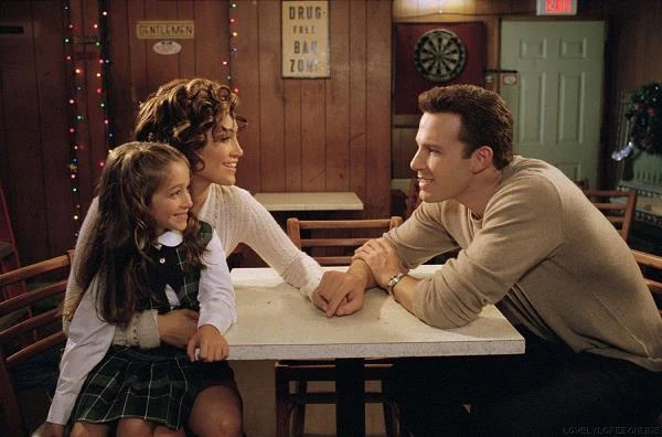 Nominację do wspomnianych nagród aktorka otrzymała także za kolejną rolę u boku Afflecka - w wyreżyserowanej przez Kevina Smitha "Dziewczynie z Jersey" (2004). Tym razem triumf został jej oszczędzony, co nie zmienia faktu, że Lopez jest ulubienicą twórców tego plebiscytu - ma ogółem aż 9 nominacji, w tym w specjalnej kategorii najgorsza aktorka dekady.