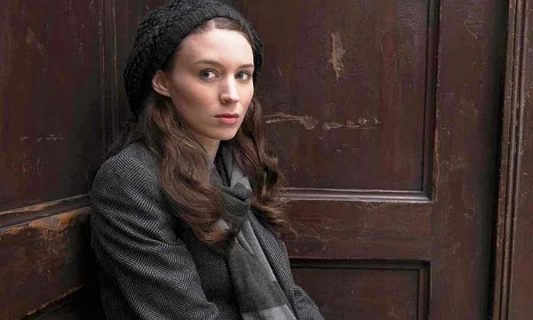 Rooney Mara zadebiutowała w kinie w roku 2005 w filmie "Ulice strachu: Krwawa Mary". Pięć lat później była już gwiazdą produkcji "Koszmar z ulicy Wiązów" (remake'u horroru z 1984  roku) oraz "The Social Network" w reżyserii Davida Finchera (na zdjęciu).