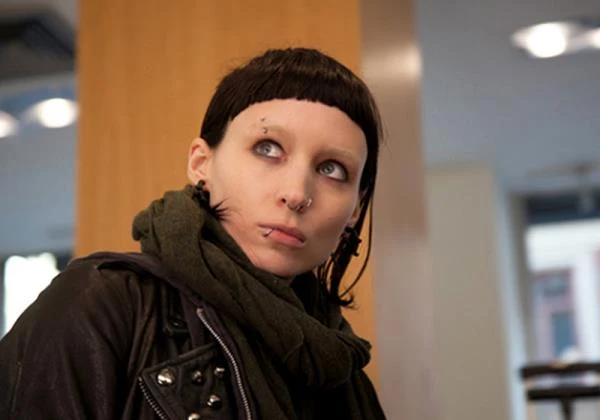 Popularność i uznanie zdobyła wcielając się w rolę Lisbeth Salander, tytułowej bohaterki filmu "Dziewczyna z tatuażem", będącym adaptacją bestsellerowej powieści "Mężczyźni, którzy nienawidzą kobiet" autorstwa Stiega Larssona.