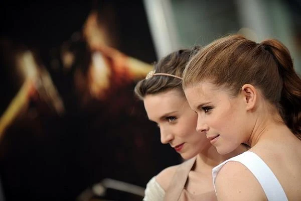 Rooney ma starszą siostrę, Kate Marę, która również jest aktorką - zagrała miedzy innymi ważną rolę w serialu "House of Cards".