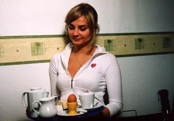 Do Niemczyka aktorka miała wyjątkowe szczęście, bo kolejną istotną filmową rolę ponownie zagrała u jego boku. Miało to miejsce w komediodramacie "Po sezonie" (2005) Janusza Majewskiego, opowiadajacym o starszym panu, który przyjeżdża do opuszczonego pensonatu, gdzie wchodzi w dziwne relacji z trzema przebywającymi tam kobietami (oprócz Sochy grały je Ewa Wiśniewska i Magdalena Cielecka).