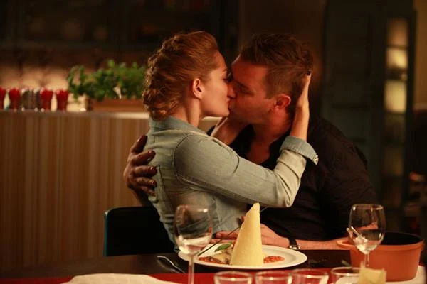 Złośliwi mogą powiedzieć, że Socha występuje w filmach raz na 5 lat, bo kolejne dwie duże role zagrała dopiero w 2010 roku. Najpierw wcieliła się w ukochaną głównego bohatera, kucharza-celebryty (Tomasz Karolak) w komedii "Śniadanie do łóżka"...