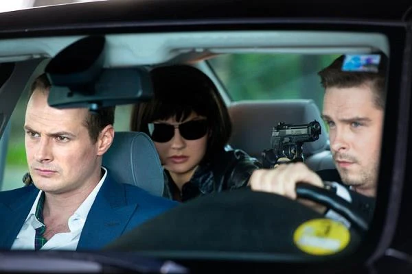 ... a następnie wystąpiła w roli zabójczej Majki w komedii sensacyjnej "Weekend", reżyserskim debiucie - trzeba przyznać, niezbyt udanym - Cezarego Pazury. Partnerowali jej Paweł Małaszyński i Michał Lewandowski.