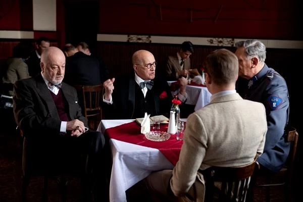 Wojciech Pszoniak w scenie z filmu "Excentrycy"