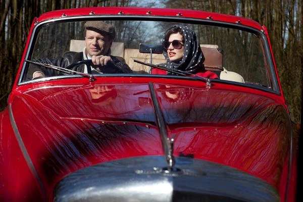 Maciej Stuhr i Natalia Rybicka w scenie z filmu "Excentrycy"