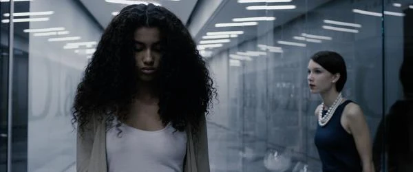 Imaan Hammam i Sammy Boonstra w filmie "Strefa nagości"