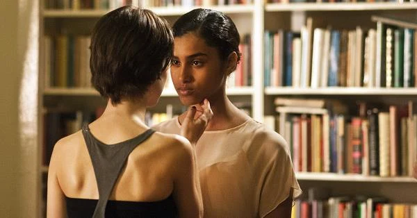 Imaan Hammam (P) i Sammy Boonstra w filmie "Strefa nagości"