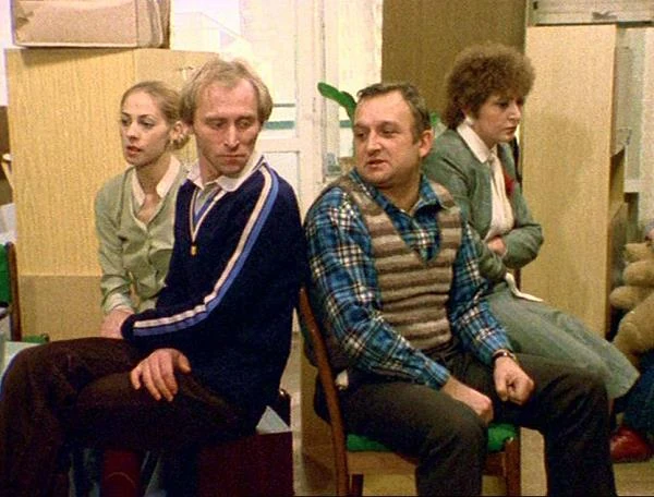 Najbardziej pamiętną rolą Jerzego Kryszaka pozostaje jednak z pewnością ta w serialu telewizyjnym "Alternatywy 4" (1983), w której stworzył niezapomniany duet z Kazimierem Kaczorem w roli wiecznie sprzeczających sie sąsiadów - doktora Kołka i dźwigowego Kotka.