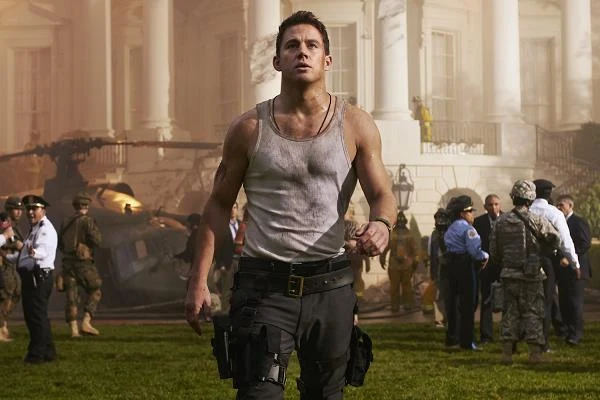 To jak dobrze czuje się w kinie akcji udowowodnił Tatum rolą w "Świecie w płomieniach" (2013), gdzie jego bohater ratował z rąk terrorystów samego prezydenta Stanów Zjednoczonych (Jamie Foxx).