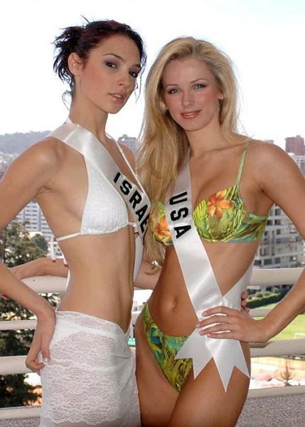 W wieku 19 lat Gadot została Miss Izraela, a w nagrodę wzięła udział w wyborach Miss Universe w Ekwadorze. Nie znalazła się jednak w czołowej "15". Następnie piękność trafiła do... armii (w Izraelu służba wojskowa jest obowiązkowa zarówno dla kobiet, jak i mężczyzn). Wzięła udział w trzymiesięcznym obozie dla rekrutów, gdzie szkolono ją do bycia instruktorką gimnastyki.