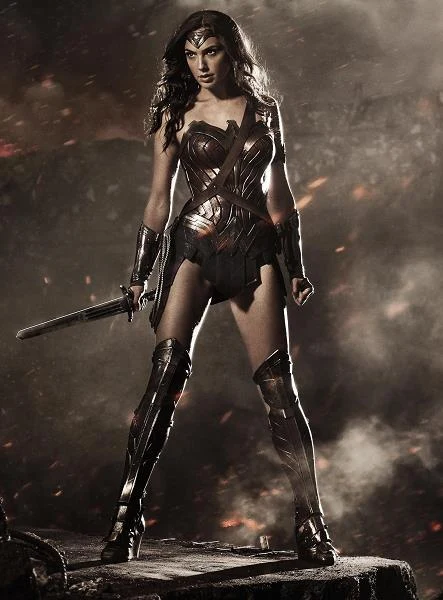 W zeszłym roku Gadot wygrała najważniejszy casting w swoim dotychczasowym życiu, w efekcie czego wcieli się w superbohaterkę w najnowszym filmie o Supermanie i Batmanie. "Wonder Woman jest prawdopodobnie jedną z najsilniejszych bohaterek z całej serii komiksów DC. Gal jest nie tylko niesamowitą aktorką, ale także ma w sobie coś magicznego, co sprawia, że idealnie nadaje się do tej roli. Nie możemy się doczekać, aż publiczność zobaczy Gal w roli ich ulubionej postaci" - oświadczył reżyser filmu "Batman v Superman: Świt sprawiedliwości" Zack Snyder.