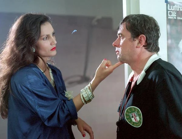 Jeśli mielibyśmy wskazać najbardziej ikoniczną kinową kreację Pieczyńskiej, będzie nią z pewnością niezapomniana rola demonicznej i władczej Ireny - żony skorumpowanego sędziego piłkarskiego Laguny (Janusz Gajos) w głośnym filmie Janusza Zaorskiego "Piłkarski poker" (1988).