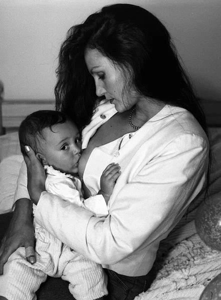 "Dzień, w którym urodziłam syna, był najszczęśliwszy w moim życiu. Kiedy chcę przywołać dobre sny, wspominam moment, w którym pojawił się na świecie. Gabryś trzymał mnie za rękę, przytulał, przecinał pępowinę. Kiedy wspominam narodziny syna, wspominam też dotyk dłoni męża" - opowiada ze wzruszeniem Pieczyńska (na zdjęciu z synem Wiktorem w 1993 roku).