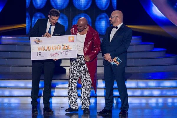 Robert Rozmus z nagrodą i gospodarzami show - Maciejem Dowborem i Piotrem Gąsowskim