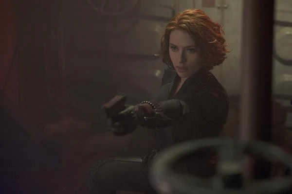 Scarlett Johansson w scenie z filmu "Avengers: Czas Ultrona"