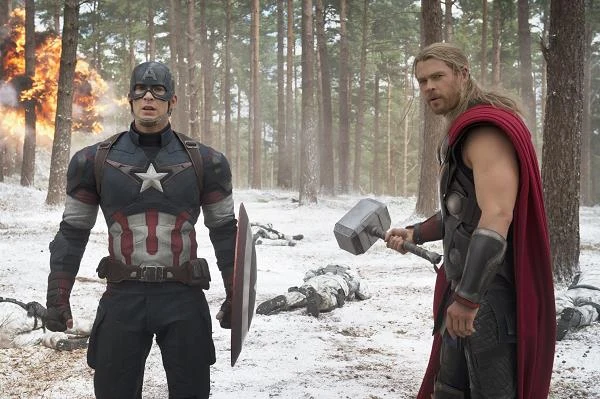 Chris Evans i Chris Hemsworth w scenie z filmu "Avengers: Czas Ultrona"