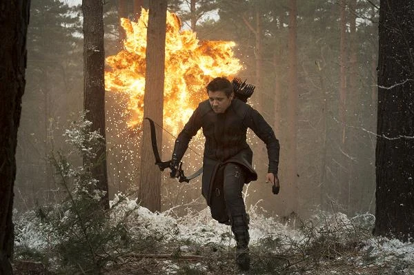 Jeremy Renner w scenie z filmu "Avengers: Czas Ultrona"
