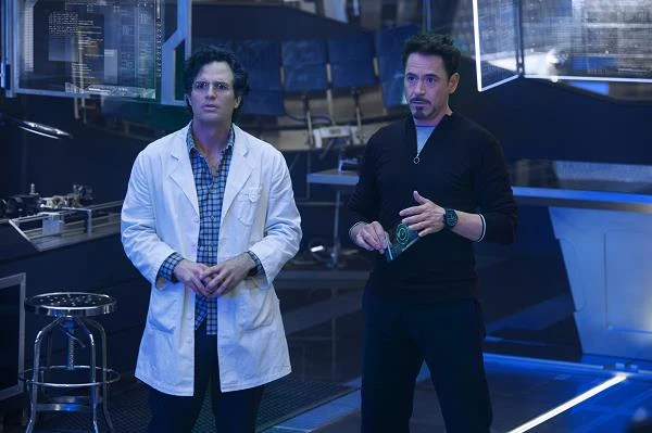 Mark Ruffalo i Robert Downey Jr. w scenie z filmu "Avengers: Czas Ultrona"
