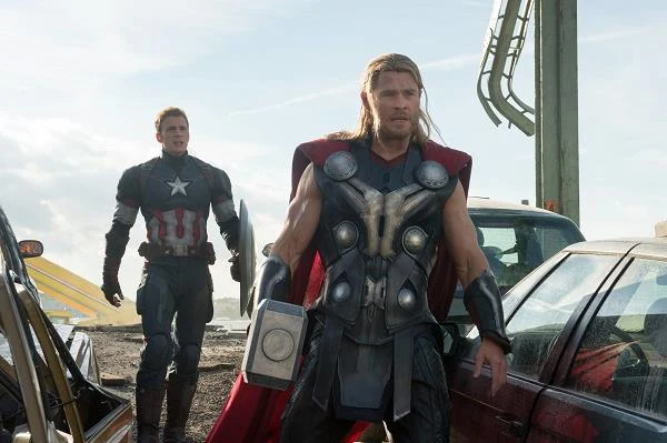 Chris Evans i Chris Hemsworth w scenie z filmu "Avengers: Czas Ultrona"