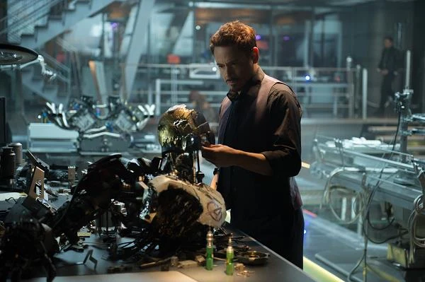 Robert Downey Jr. w scenie z filmu "Avengers: Czas Ultrona"