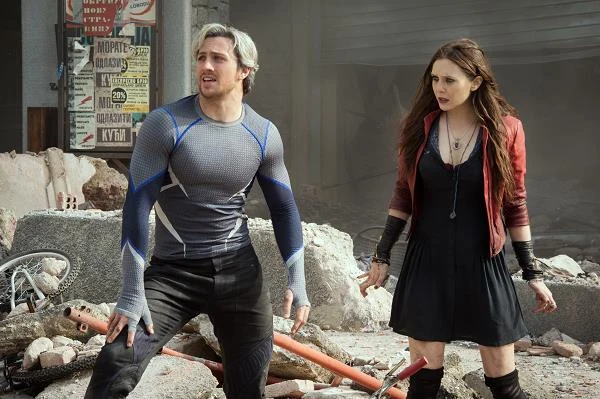 Aaron Taylor-Johnson i Elizabeth Olsen w scenie z filmu "Avengers: Czas Ultrona"