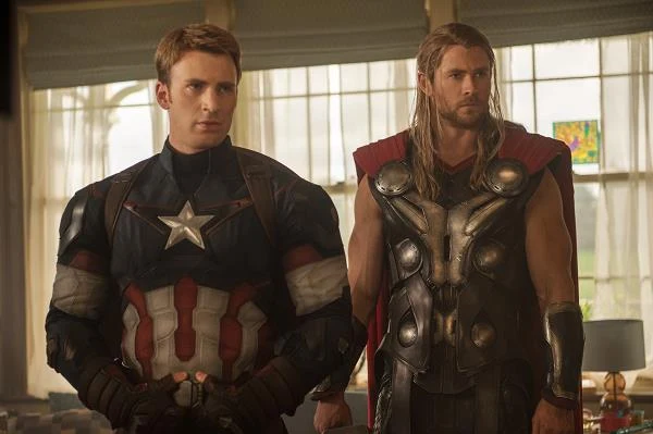 Chris Evans i Chris Hemsworth w scenie z filmu "Avengers: Czas Ultrona"