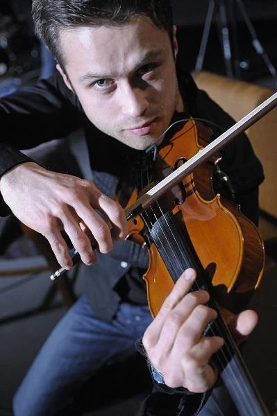 W pewnym momencie Zakościelny uznał, że może spotykać się z publicznością niekoniecznie jako... aktor. Od kilku lat występuje na żywo jako wokalista w projekcie "Śpiewając jazz", a podczas koncertów nie tylko śpiewa u boku największych gwiazd polskiego jazzu, ale też gra na skrzypcach - fot. Donat Brykczyński