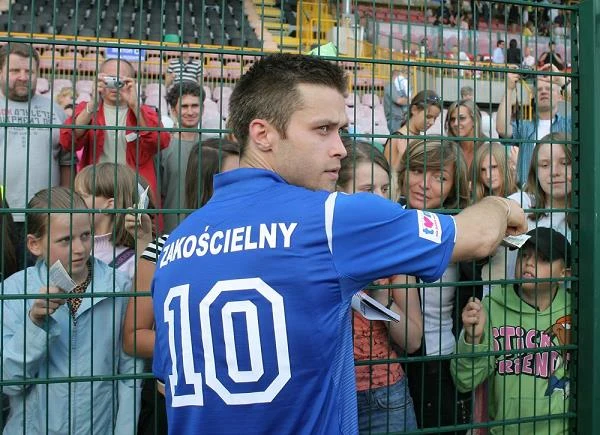 Każdy piłkarz marzy o tym, by założyć koszulkę z numerem 10. Nic dziwnego, że wszystkie dzieci chcą mieć autograf Zakościelnego - fot. Piotr Bławicki