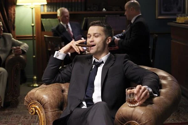 Maciej Zakościelny w polskiej wersji "Mad Men"? Nie, to tylko jedna ze scen serialu TV7 "Reguły gry" (2014), który - z zachowaniem telewizyjnych reguł gry - został zdjęty z ramówki zaledwie po jednym sezonie. Powód? Słaba oglądalność. Obecnie aktora oglądać możemy w nowym serialu TVP "Strażacy" - fot. Piotr Mizierski