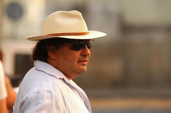 W części drugiej Anioł Giordano (Krzysztof Globisz) wiedzie pogodne życie we współczesnej Polsce. Sumiennie, acz bez nadmiernego wysiłku, wypełnia swe anielskie obowiązki. Codziennie spełnia przynajmniej jeden dobry uczynek. Dzięki dyskretnej pomocy Nieba i kilku magicznym gadżetom radzi sobie całkiem nieźle. Jednak tylko do czasu.