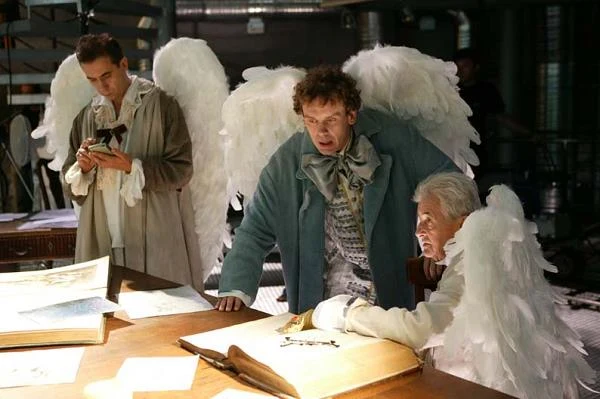 Pewnego dnia niebiańska centrala odcina pomoc, tak by Anioł mógł zaznać smaku prawdziwych ludzkich uczuć. Giordano nieoczekiwanie traci swą moc. Z przerażeniem odkrywa też swą męską tożsamość. Dla Anioła takie odkrycie może skończyć się tylko załamaniem nerwowym...