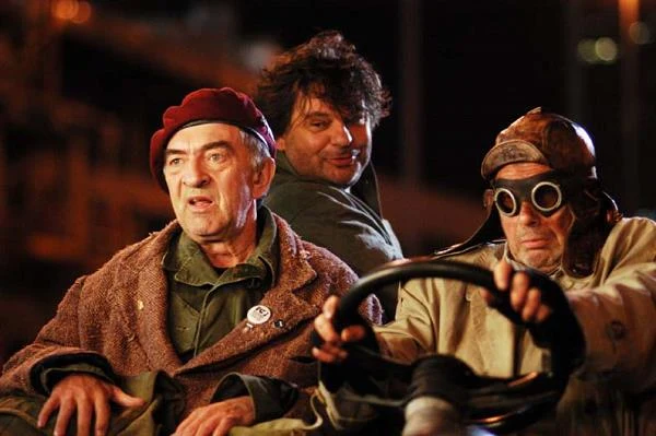 Z pomocą biedakowi przychodzą: Szajbus (Jerzy Trela) i Arsen Lupin (Janusz Gajos). Szajbus odkrywa przed Giordano uroki "zakazanych" przyjemności oraz tłumaczy pożytki z bliskiego kontaktu z kobietą.