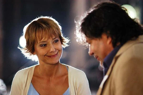 Giordano zakochuje się w pięknej pani psycholog, Romie (Anna Radwan). Jednak zdobycie kobiety na Ziemi nie jest wcale takie łatwe, zwłaszcza dla byłego Anioła...