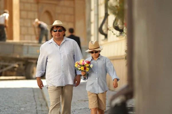 W rolę Anioła Giordano w filmach "Anioł w Krakowie" i "Zakochany Anioł" wcielił się Krzysztof Globisz, z którym "Baron" i Bereś zetknęli się przy realizacji "Historii filozofii po góralsku" według księdza Józefa Tischnera. - Postać Anioła Giordano od początku pisana była "pod Krzysia" - mówi Artur Więcek.