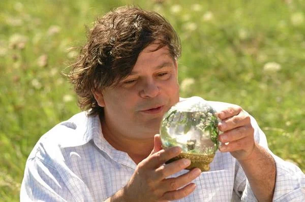 - Z tak szerokim aktorskim emploi, z duszą dziecka i charakterem "czupurka", jest on jedynym aktorem w Polsce, który z pewną dozą koniecznej naiwności, mógł zagrać tak skomplikowaną i trudną rolę. Gdyby Krzysztof Globisz nie został aktorem, na pewno byłby aniołem - dodaje reżyser filmu.