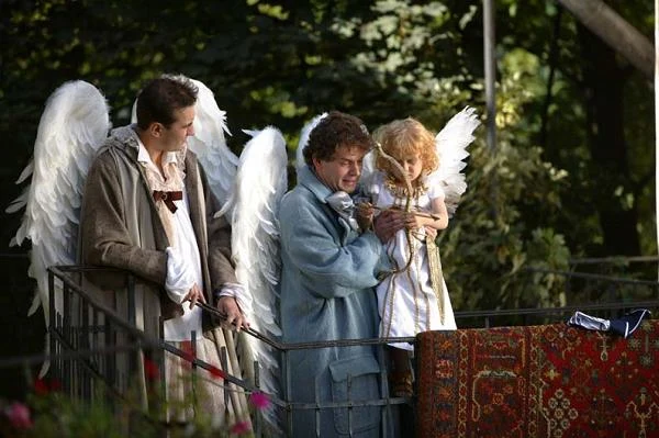 Wyjątkowy urok i wdzięk tego filmu oraz jego jakże krakowski klimat podkreślają wysmakowane kadry najpiękniejszego z polskich miast i muzyka Grzegorza Turnaua, a dobro i ciepło, którymi przepojona jest cała opowieść, nieodparcie udzielają się widzom.