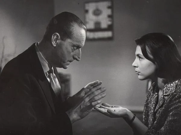 Na kinowym ekranie aktorka zadebiutowała jednak kreacją pacjentki, którą lekarz-hochsztapler naciąga serwowanymi usługami z pogranicza medycyny i spirytyzmu, w produkcji Stanisława Różewicza "Głos z tamtego świata" (1962). Cztery lata później wystąpiła w jeszcze jednym filmie reżysera - "Piekło i niebo".