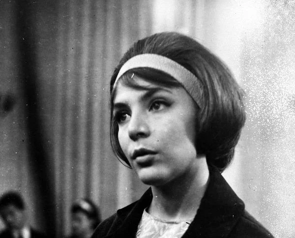 Następnie artystka zagrała w produkcji Jerzego Stefana Stawińskiego "Rozwodów nie będzie" (1963). Film złożony jest z trzech nowel, połączonych wspólnym miejscem akcji - Urzędem Stanu Cywilnego na rogu Nowego Światu i Alei Jerozolimskich w Warszawie. Bohaterami pierwszej opowieści są grani przez Lipińską i Władysława Kowalskiego Alina oraz Tomek. Właśnie szykują się do ślubu. On przyjeżdża do Urzędu Stanu Cywilnego prosto z pracy. Niestety, ona spóźnia się na ceremonię.