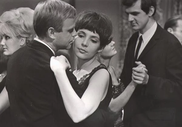 Lipińska miała w latach 60. szczęście (?) do ról dziewczyn głównych bohaterów. Także w "Katastrofie" (1965) Sylwestra Chęcińskiego zagrała tego typu postać. Wcieliła się w ukochaną projektanta, którego dręczą wyrzuty sumienia po zawaleniu się wiaduktu.