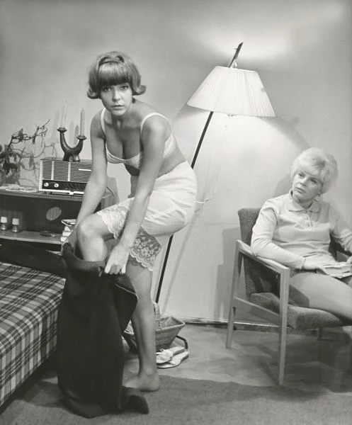 W 1966 roku aktorka miała okazję ponownie współpracować z Pawłem Komorowskim, z którym poznała się przy okazji realizacji "Czerwonych beretów". Twórca wyreżyserował wówczas komedię sportową "Ściana czarownic", opowiadajacą o niepokornym reprezentancie Polski w narciarstwie zjazdowym, który po skróceniu nałożonej na niego kary dyskwalifikacji, rozpoczyna przygotowania do zawodów Pucharu Świata w Zakopanem.