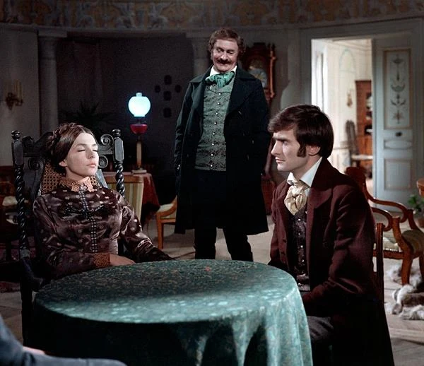 Po czteroletniej przerwie aktorka powróciła na duży ekran za sprawą roli w "Romantycznych" (1970) Stanisława Różewicza. To kameralny dramat psychologiczny: historia dwóch braci, oczekujących zimą 1848 roku na możliwość przedostania się do oddziałów generała Bema na Węgry i przeżywających w szlacheckim dworku uczuciowe konflikty, które prowadzą do zasadniczej konfrontacji postaw i charakterów.