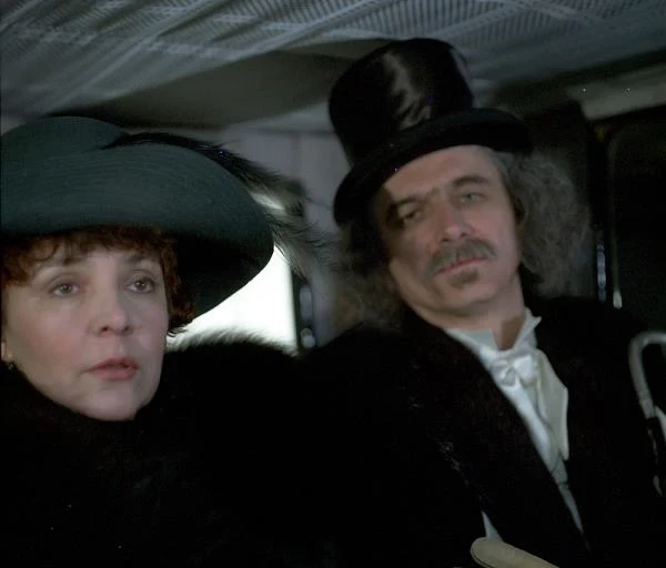 Lipińska i ekranizacje polskiej literatury? W 1977 r. aktorka wcieliła się w postać Heleny Stawskiej w serialu na podstawie powieści Bolesława Prusa "Lalka". Pojawiła się także w drobnej roli w "Dolinie Issy" (1982) Tadeusza Konwickiego, filmie nakręconym na podstawie powieści Czesława Miłosza. Z kolei po "Nad Niemnem" (1986) Zbigniewa Kuźmińskiego, nakręconym na podstawie powieści Elizy Orzeszkowej, drugoplanowa kreacja Lipińskiej - rola hipochondryczki Emilii Korczyńskiej - na długo pozostała w pamięci widzów. Pod koniec lat 80. aktorka wystąpiła również w filmie telewizyjnym "Powrót do Polski" (1988).