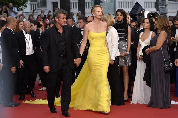 Charlize Theron i Sean Penn na czerwonym dywanie w Cannes - fot. Pascal Le Segretain