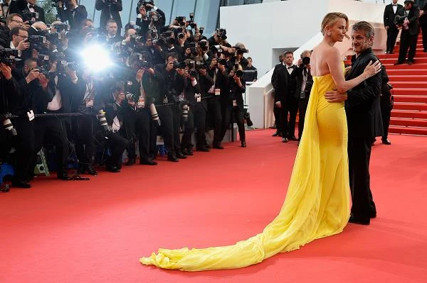 Charlize Theron i Sean Penn na czerwonym dywanie w Cannes - fot. Pascal Le Segretain