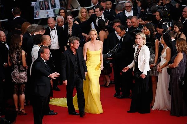 Charlize Theron i Sean Penn na czerwonym dywanie w Cannes - fot. Tristan Fewings